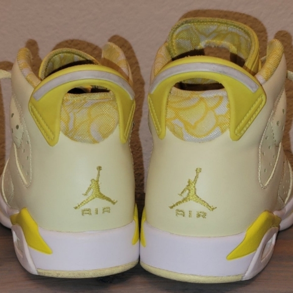 Dynamic yellow 💛 Jordan's 6 kids size 2Y Retro - Picture 2 of 6